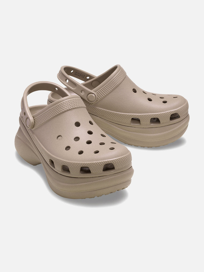 Crocs Classic Bae Clog W Taupe — par en angulo